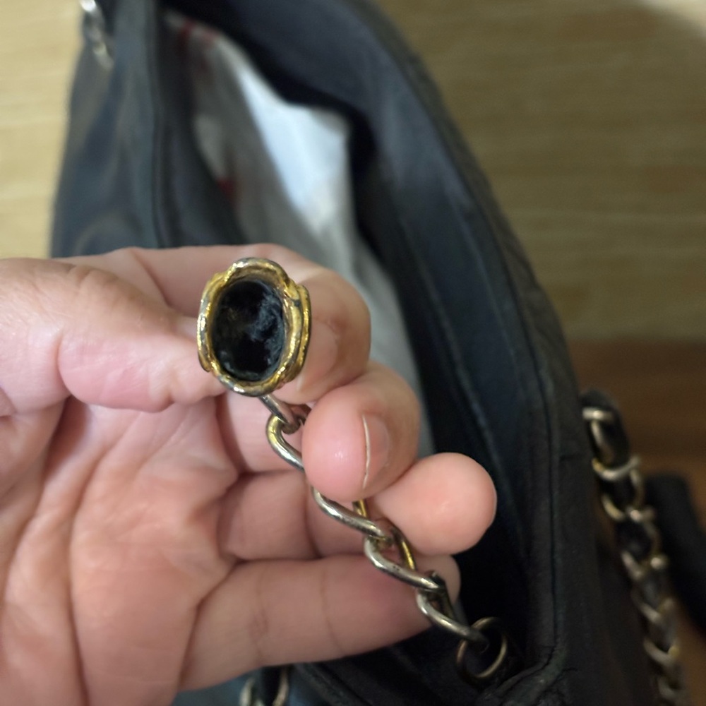CHANEL Black Leather Shoulder Bag - Picture 4 of 11